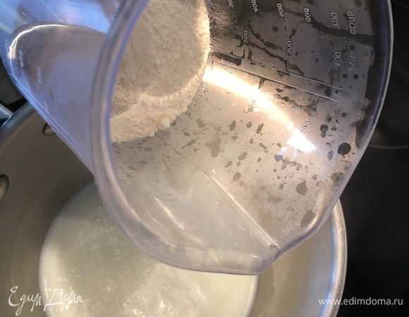 Шафран залить кипятком в пропорции 1:1, накрыть и дать настояться. Приготовить опару: в 150 мл кипящего молока заварить 100 г муки до получения эластичной массы. 