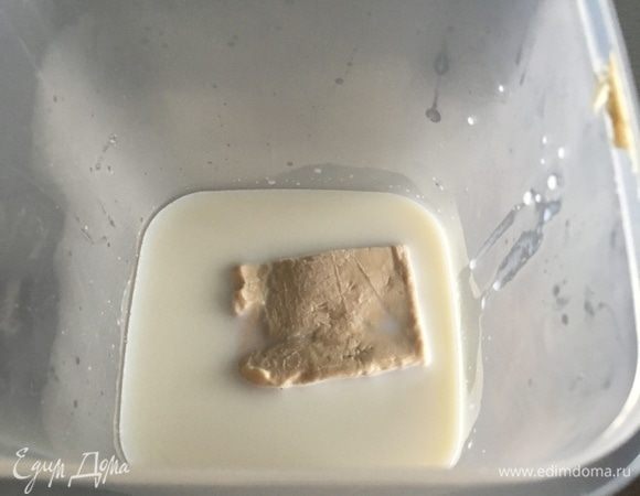 Дрожжи развести в 150 мл теплого молока и смешать со 100 г муки, оставить на 10 минут.