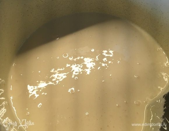 Приготовить заливку: желтки и сахар перетереть в однородную массу, взбить добела. Белки взбить с солью. Добавить к желткам, размешать. Половину заливки влить в дрожжевую смесь, добавить 250 г муки, вымесить и дать подойти в течение 1 часа. Затем влить другую половину заливки, добавить 500 г муки и месить, пока тесто не будет отставать от рук.