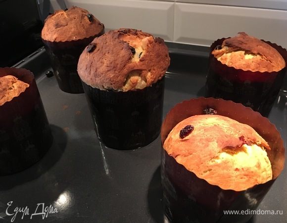 Если формы многоразовые, то нужно застелить их промасленной бумагой для запекания. Распределить тесто по формам на 1/2  (для ровного кулича) или на 2/3 (ели хотите с шапкой широкой кулич), дать подняться на 2/3, смазать желтком яичным и выпекать при 180°C 45 минут. Кулич весом 1,5 кг выпекать 1 час. Кулич весом 2 кг выпекать 1,5 часа.