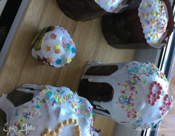 Для белковой глазури смешать белки с сахарной пудрой до серо-белого цвета. Добавить сок лимона для кислинки. Украсить сахарной посыпкой.