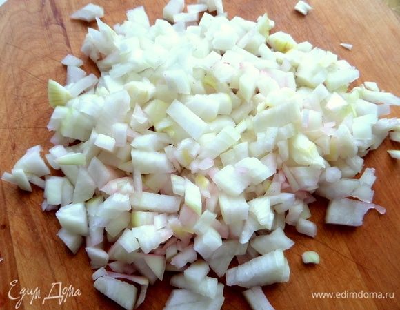 Для начинки нарезать мелко лук (можно даже в кашицу).