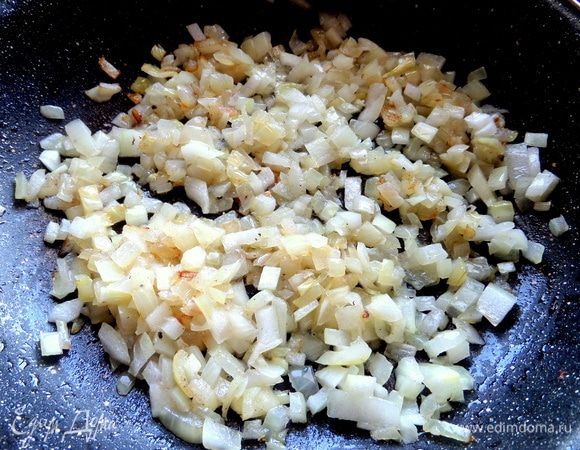 Обжарить до полупрозрачности.