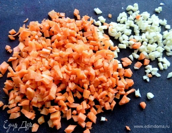 Морковь, чеснок измельчить любым способом.