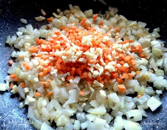 Высыпать к луку.