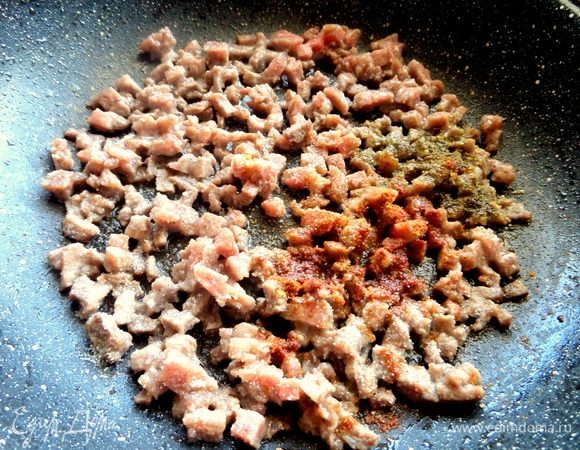В другой сковороде или после лука обжарить фарш со специями.