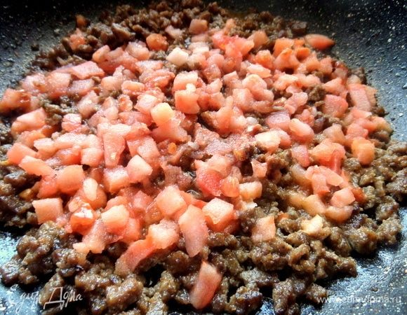 К готовому фаршу добавить томат без кожицы, он добавит сочность. Или томатную пасту и немного воды.