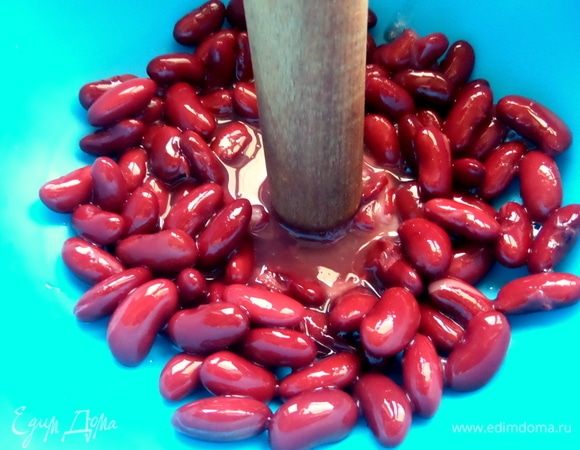 Процедить и растолочь фасоль любым способом.