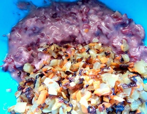 Добавить к фасолевому пюре обжаренные овощи.