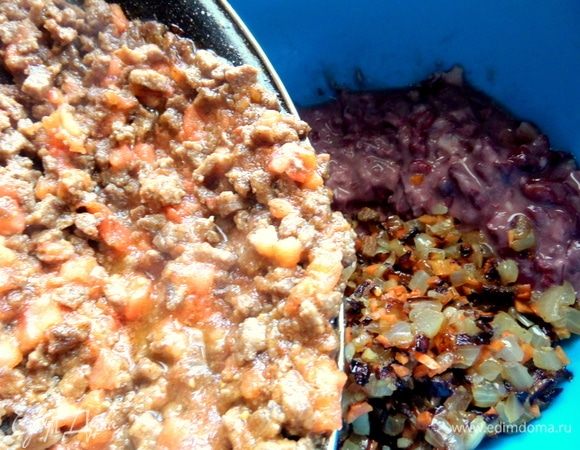 Затем к ним перенести обжарку из фарша и томата.