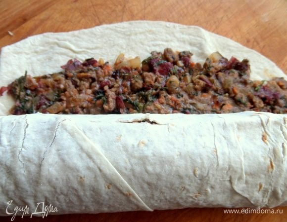 Край оставить без начинки и смочить водой.