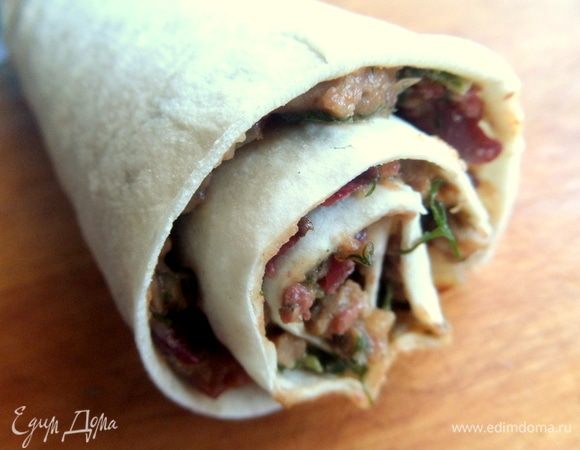 Шов должен быть снизу. Обмотать пленкой готовый рулет и поместить в холодильник пропитаться.