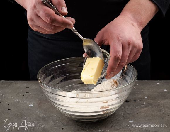 Добавьте нарезанное небольшими кусочками холодное масло. С помощью миксера быстро разотрите массу до образования крошки.