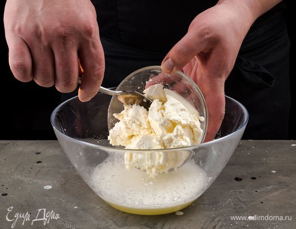 Творог нужно брать не водянистый. Разомните его вилкой. Аккуратно смешайте творог и белки ложкой.