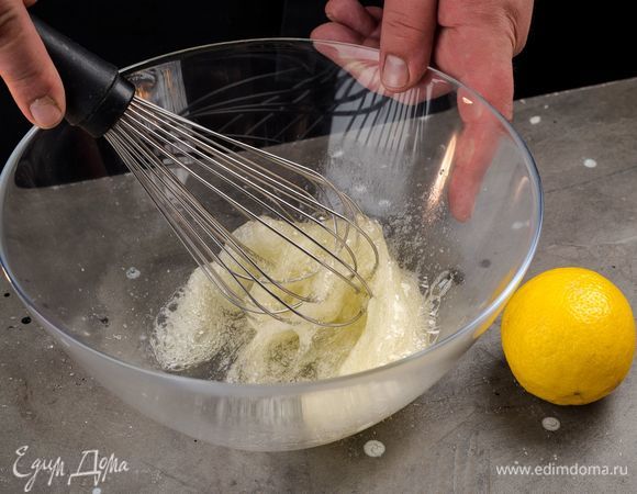Тем временем приготовьте начинку. Яичные белки взбейте с лимонным соком и сахаром до кремообразного состояния. 