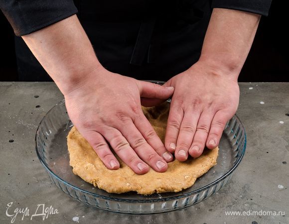 Форму для пирога Faberlic by Julia Vysotskaya смажьте сливочным маслом. Выложите тесто в форму, разровняйте его и выпекайте 20 минут.