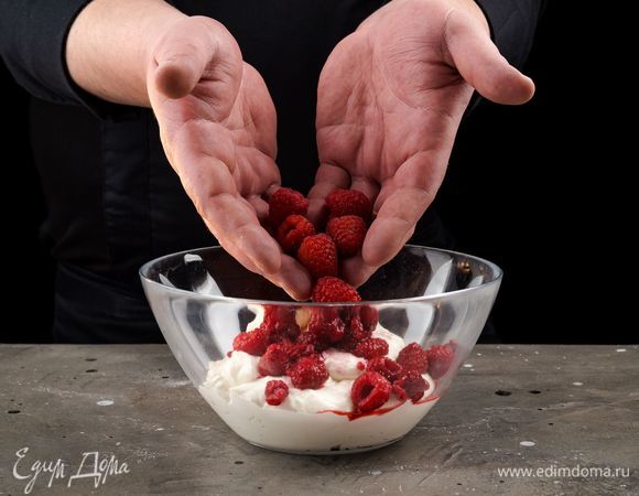 Добавьте малину в крем. Аккуратно перемешайте. 