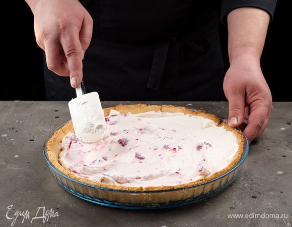 Разровняйте начинку и выпекайте тарт в заранее разогретой до 220°С духовке 30 минут.