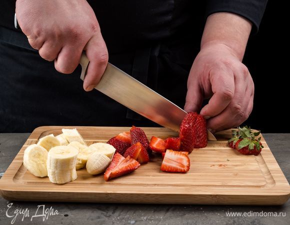 Свежую клубнику хорошо промойте и просушите. Банан очистите и нарежьте на несколько частей.