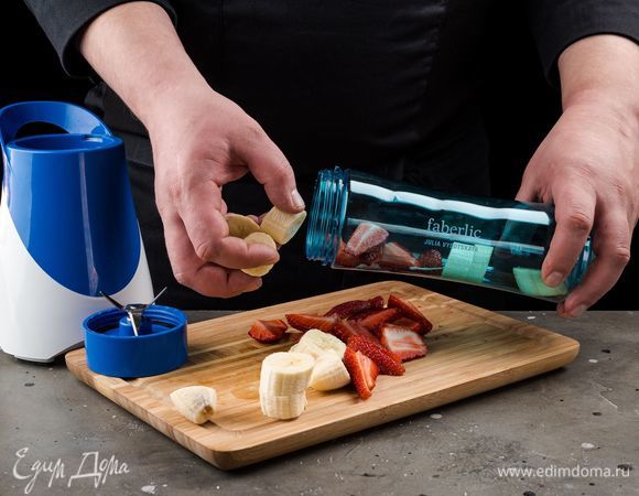 В электрический блендер Faberlic by Julia Vysotskaya положите творог, клубнику и банан.