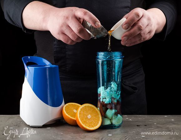 Далее добавьте апельсиновый сок, семена чиа и жидкий мед по вкусу. Взбейте до однородного состояния.