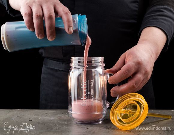 Чтобы смузи сохранил свой вкус и температуру, подавайте его в удобной кружке-банке с трубочкой Faberlic by Julia Vysotskaya.