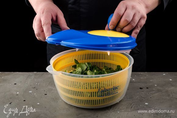 Подготовьте салатный микс. Хорошо промойте зелень и просушите ее с помощью механической сушилки для салата Faberlic by Julia Vysotskaya.