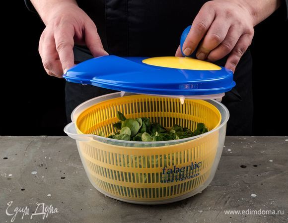 Подготовьте салатный микс. Хорошо промойте зелень и просушите ее с помощью механической сушилки для салата Faberlic by Julia Vysotskaya.