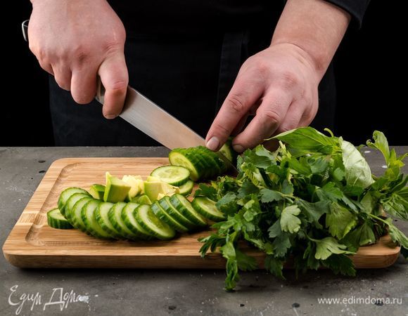 Огурцы не чистите, нарежьте кружочками. Авокадо очистите и нарежьте крупными кубиками. Измельчите петрушку, с базилика оборвите листочки.