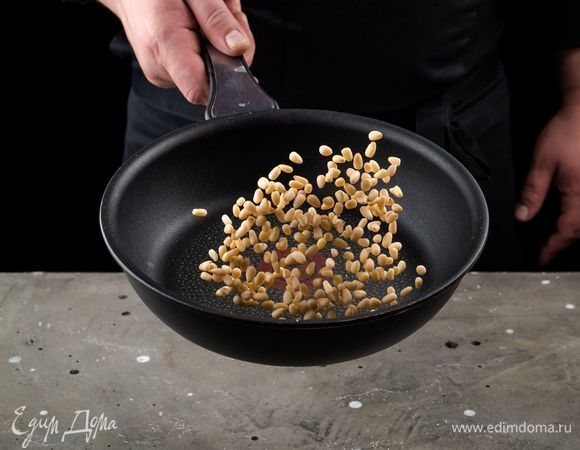 Кедровые орехи поджарьте на сковородке до золотистого цвета.