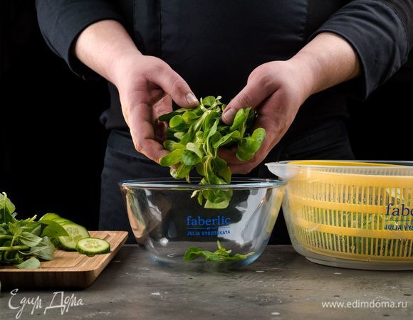 Выложите все ингредиенты для салата в удобную миску из термостойкого стекла 3 в 1 Faberlic by Julia Vysotskaya. Оставьте немного орехов и базилика.
