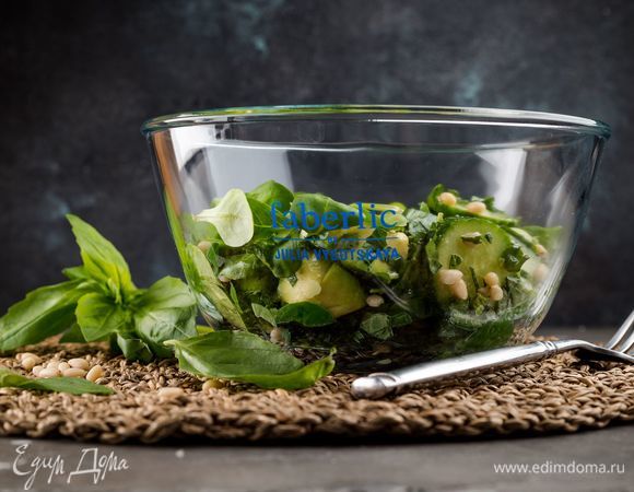 Полейте салат ароматной заправкой. Перемешайте, украсьте базиликом и орехами. Приятного аппетита!