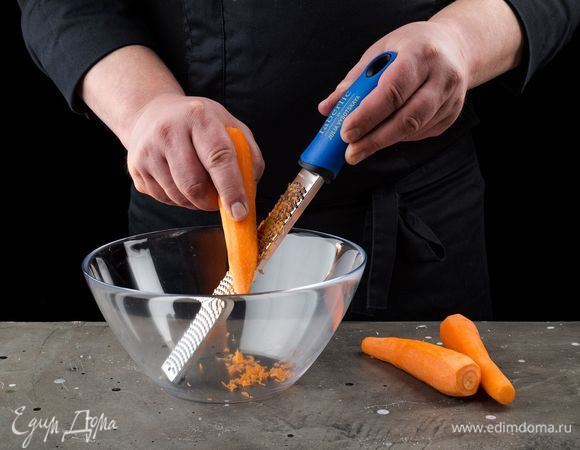 Очистите морковь и измельчите с помощью терки для мелкого натирания продуктов Faberlic by Julia Vysotskaya.