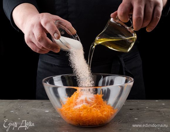 К тертой моркови добавьте разрыхлитель, ванилин, сахар и оливковое масло. Все перемешайте. Пшеничную муку просейте и постепенно введите в морковную массу. Замесите руками плотное, но мягкое тесто.