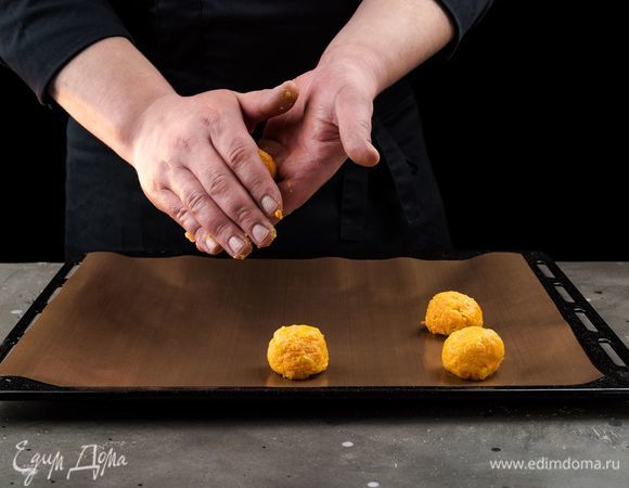 Смажьте руки маслом, отщипывайте небольшие кусочки теста и формируйте шарики.
