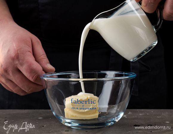В другой емкости взбейте вилкой кефир и масло.