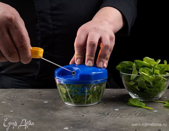 Шпинат измельчите с помощью механического измельчителя Faberlic by Julia Vysotskaya.