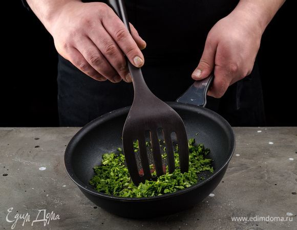 Припустите измельченный шпинат со сливочным маслом на сковороде.