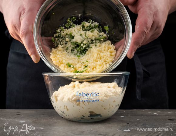 Сыр натрите на крупной терке, остудите шпинат, добавьте ингредиенты в тесто. Все хорошо перемешайте.