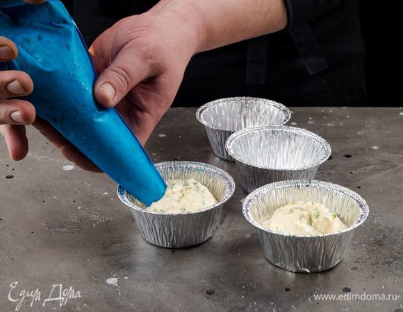 Выложите тесто в формочки на 2/3. Выпекайте маффины 25 минут при 200°С.