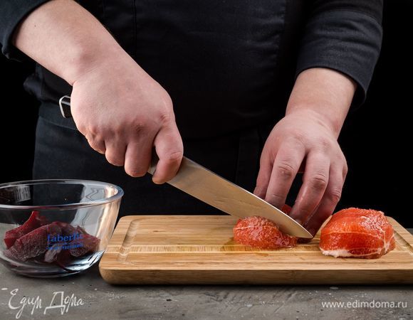 Нарежьте свеклу и грейпфрут на средние кусочки.