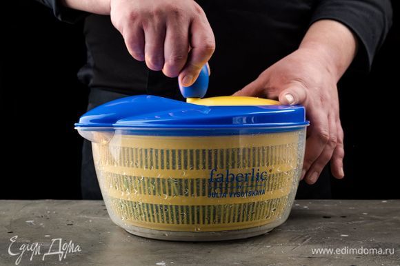 Салат корн тщательно промойте и высушите с помощью механической сушилки для салата Faberlic by Julia Vysotskaya.