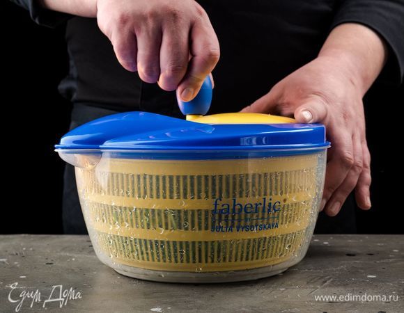 Салат корн тщательно промойте и высушите с помощью механической сушилки для салата Faberlic by Julia Vysotskaya.