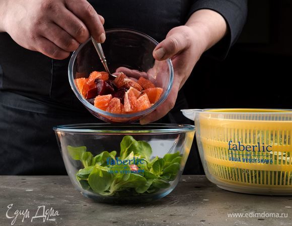 Выложите грейпфрут и свеклу на листья салата. Выжмите сверху оставшийся сок из грейпфрута.