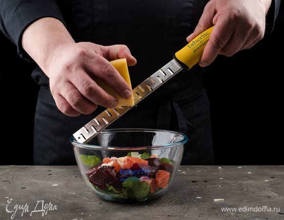 Сыр нарежьте тонкими хлопьями с помощью терки для нарезания продуктов тонкими пластинами Faberlic by Julia Vysotskaya.