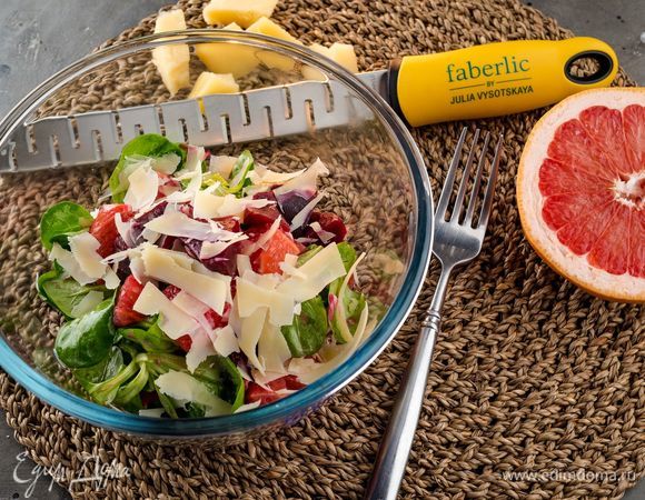 Сбрызните салат оставшимся оливковым маслом, посолите, поперчите и посыпьте нарезанным сыром. Приятного аппетита!