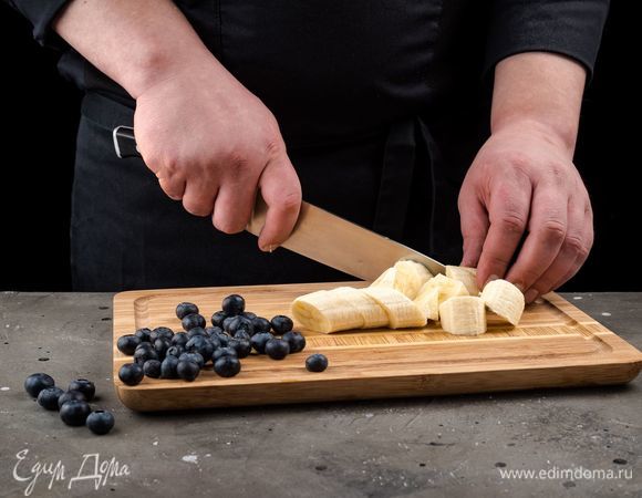 Нарежьте банан на кусочки.