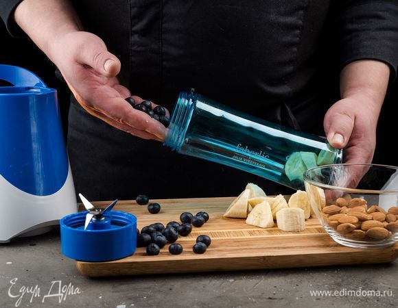 Поместите в электрический блендер Faberlic by Julia Vysotskaya миндаль, чернику и банан, нарезанный на части. 