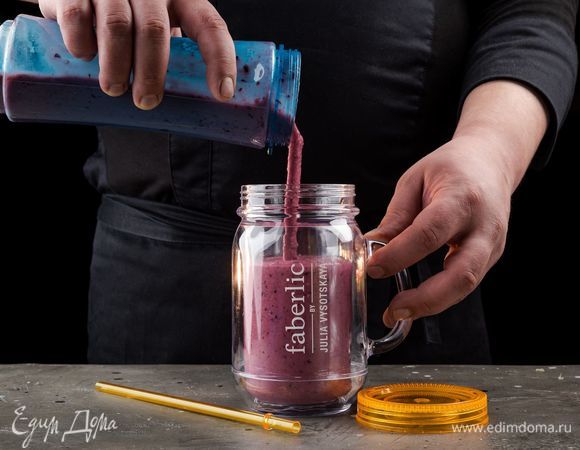 Разлейте смузи в удобные кружки-банки с трубочкой Faberlic by Julia Vysotskaya.