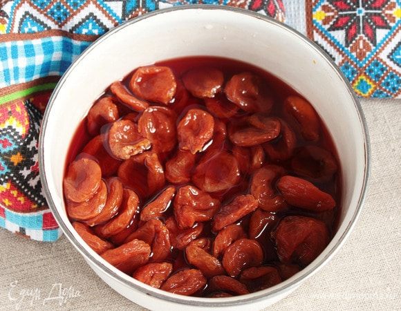 Курагу (200 г) промыть, залить красным сухим вином (100 мл) и оставить на 1 час.